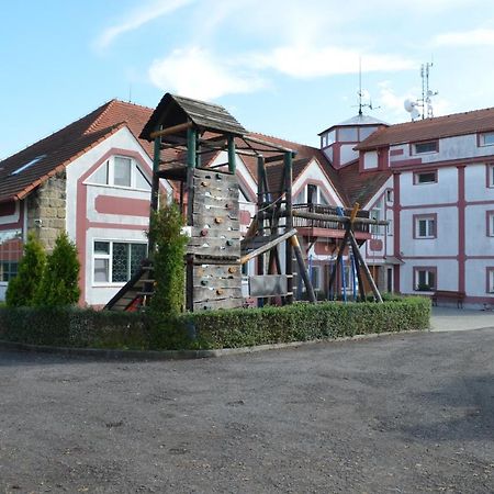 Famozclub Hotel Bakov nad Jizerou Exterior foto