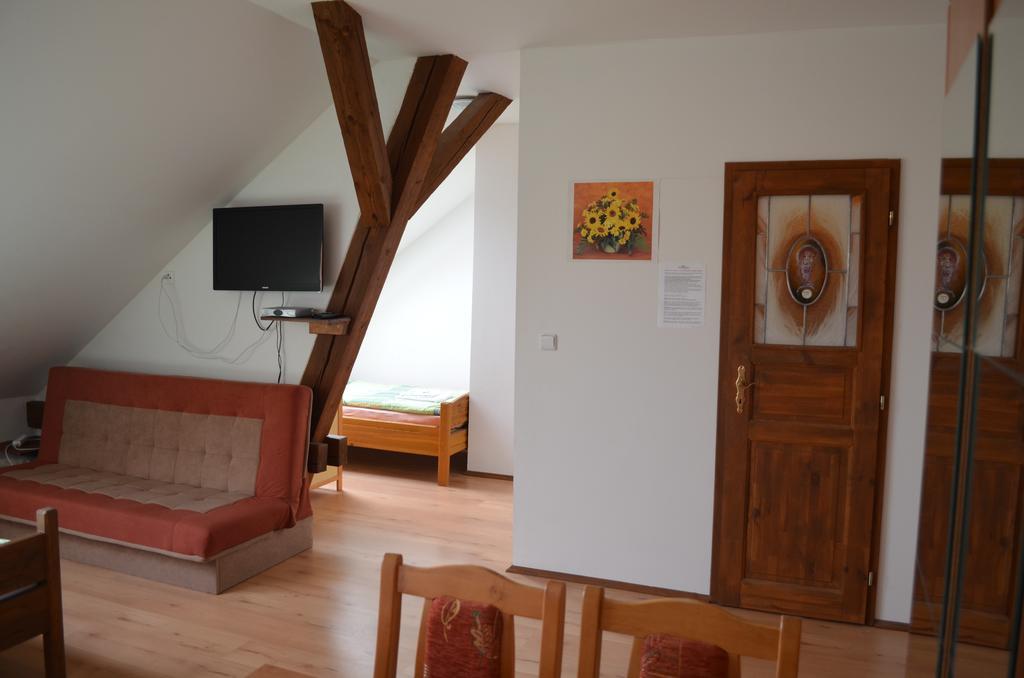 Famozclub Hotel Bakov nad Jizerou Quarto foto