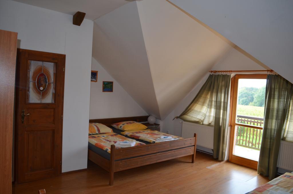 Famozclub Hotel Bakov nad Jizerou Quarto foto