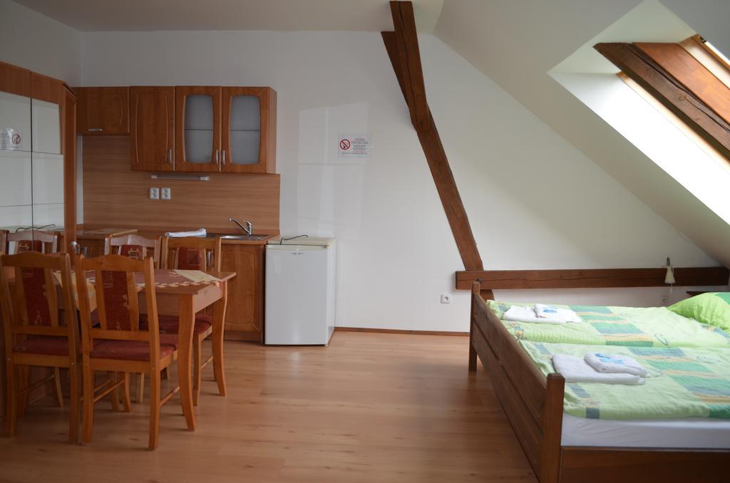Famozclub Hotel Bakov nad Jizerou Quarto foto