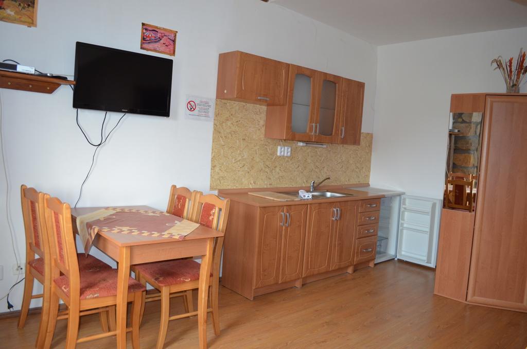 Famozclub Hotel Bakov nad Jizerou Quarto foto