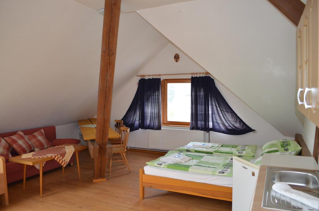 Famozclub Hotel Bakov nad Jizerou Quarto foto