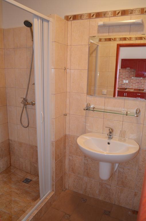 Famozclub Hotel Bakov nad Jizerou Quarto foto