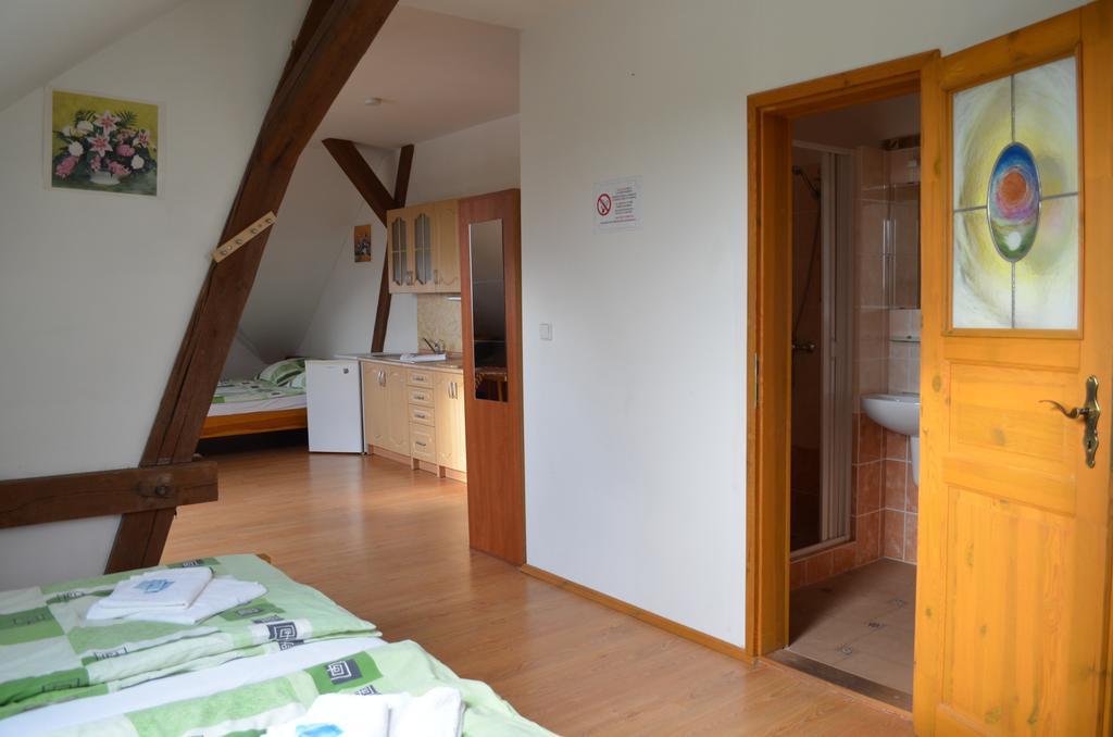 Famozclub Hotel Bakov nad Jizerou Quarto foto