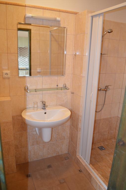 Famozclub Hotel Bakov nad Jizerou Quarto foto
