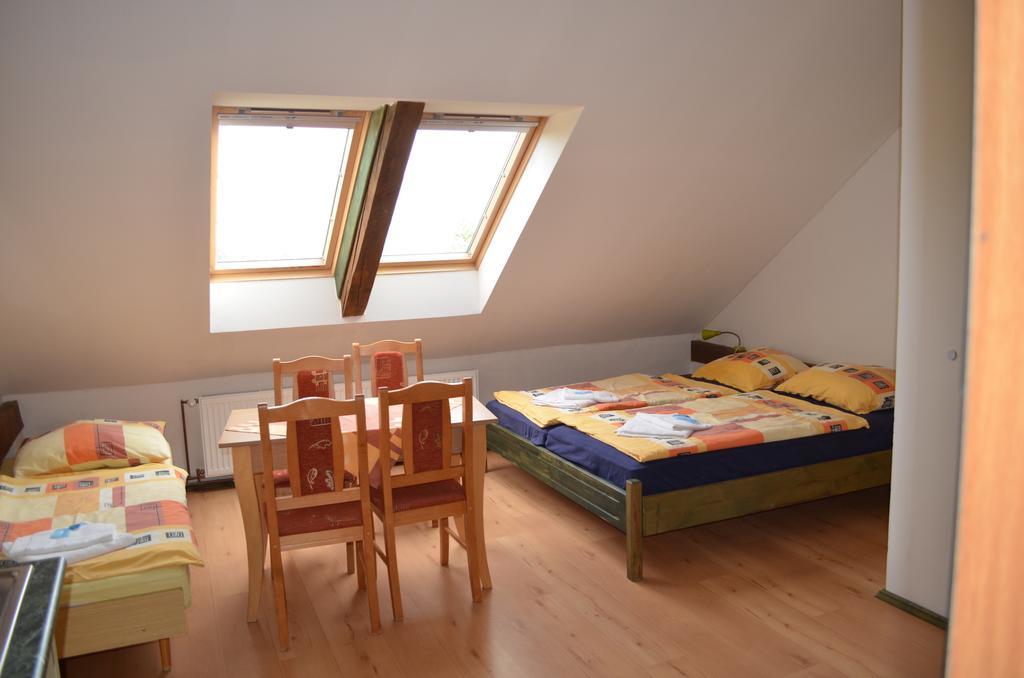 Famozclub Hotel Bakov nad Jizerou Quarto foto