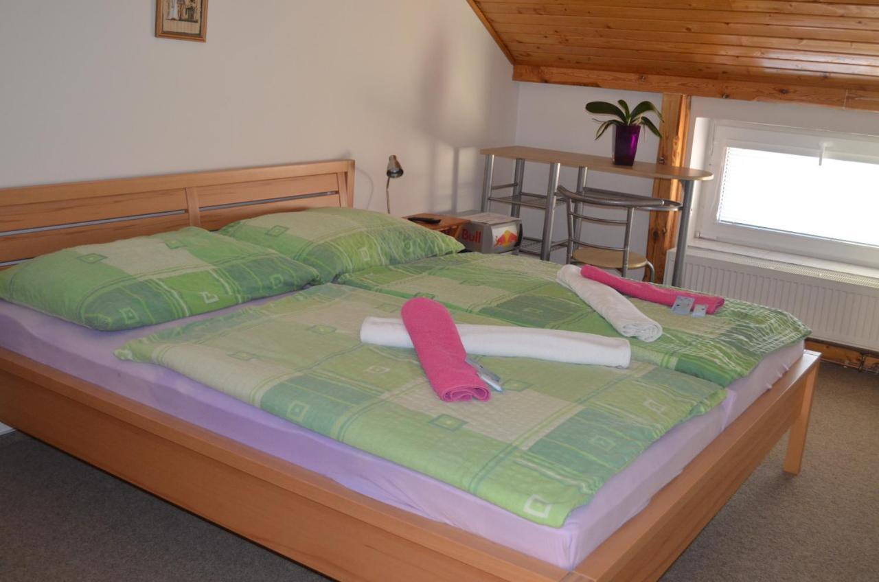 Famozclub Hotel Bakov nad Jizerou Quarto foto