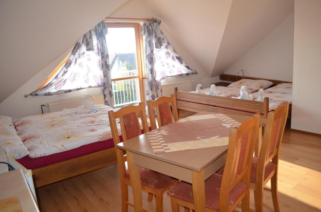 Famozclub Hotel Bakov nad Jizerou Quarto foto