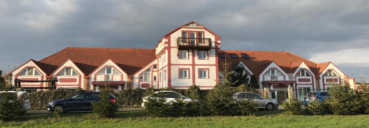 Famozclub Hotel Bakov nad Jizerou Exterior foto